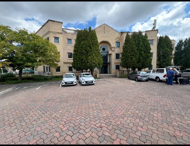 282M² OFFICE TO LET IN SUNNINGHILL